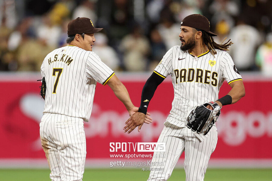 ▲ 김하성은 두 경기 연속 타점을 기록했고, 샌디에이고는 0-8로 뒤진 경기를 9-8로 뒤집는 구단 역사상 최고의 뒤집기 쇼를 펼치며 마지막 순간 함께 웃었다.