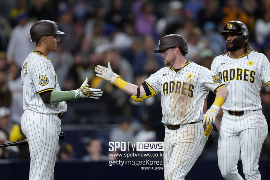 ▲ 샌디에이고는 잰더 보가츠(2루수)-페르난도 타티스 주니어(우익수)-제이크 크로넨워스(1루수)-매니 마차도(지명타자)-주릭슨 프로파(좌익수)-김하성(유격수)-루이스 캄푸사노(포수)-잭슨 메릴(중견수)-타일러 웨이드(3루수) 순으로 타순을 짰다. 