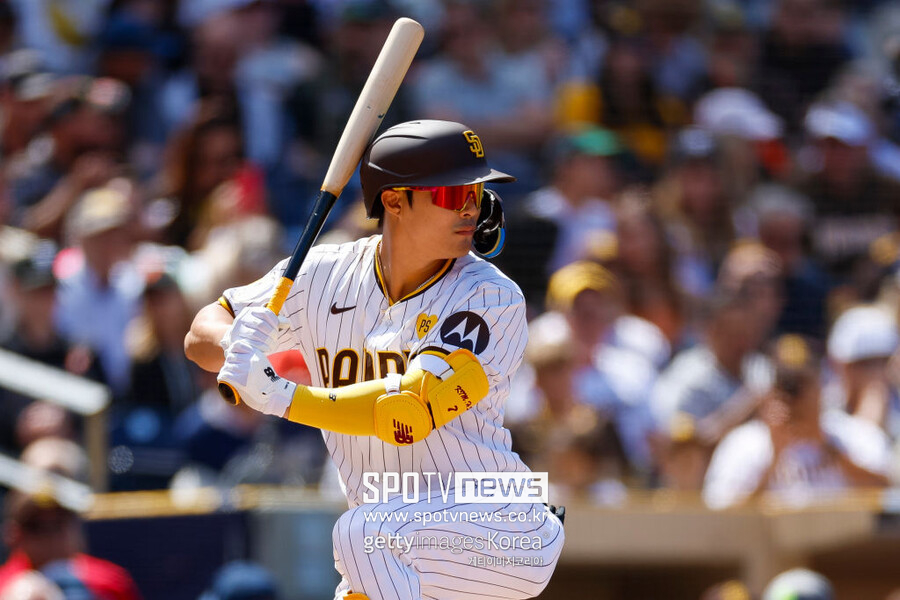 ▲ 김하성은 두 번재 투수 쿠아스를 상대로 초구 싱커가 가운데 몰리자 이를 받아 쳐 좌익수 방면 안타를 때렸다. 이미 코스상 장타를 확신한 김하성은 2루를 돌아 3루까지 뛰기 시작했고 결국 2타점 3루타가 완성됐다. 김하성의 올 시즌 첫 3루타이자, 메이저리그 통산 6번째 3루타이기도 했다.