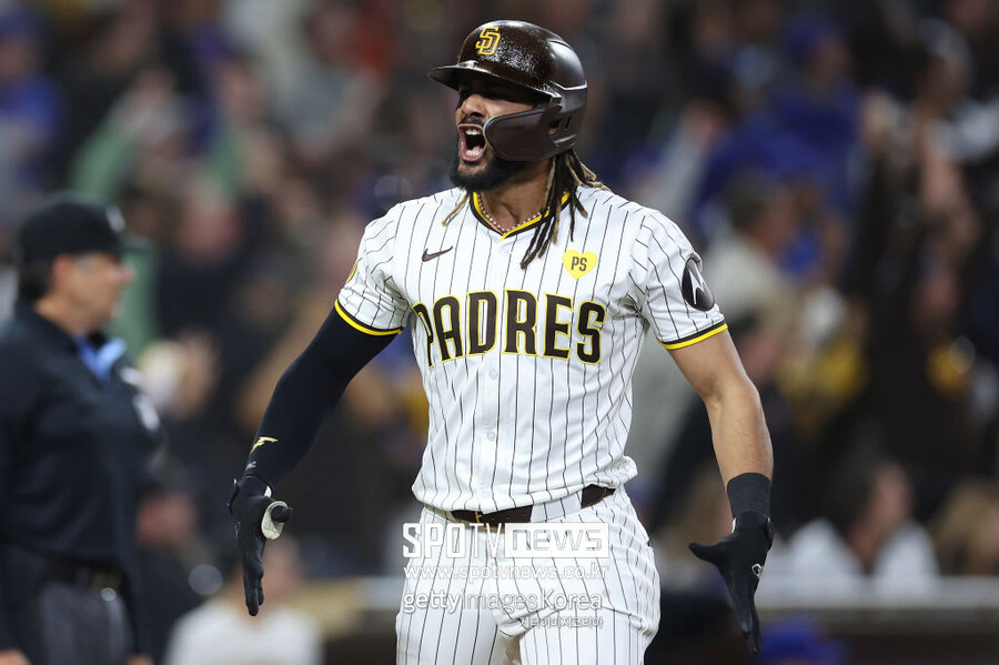 ▲ 타티스 주니어는 알조레이의 2구째 슬라이더가 가운데 떨어지는 실투로 이어지자 이를 적극적으로 받아 쳐 좌측 담장을 넘기는 역전 투런포를 만들어냈다. 