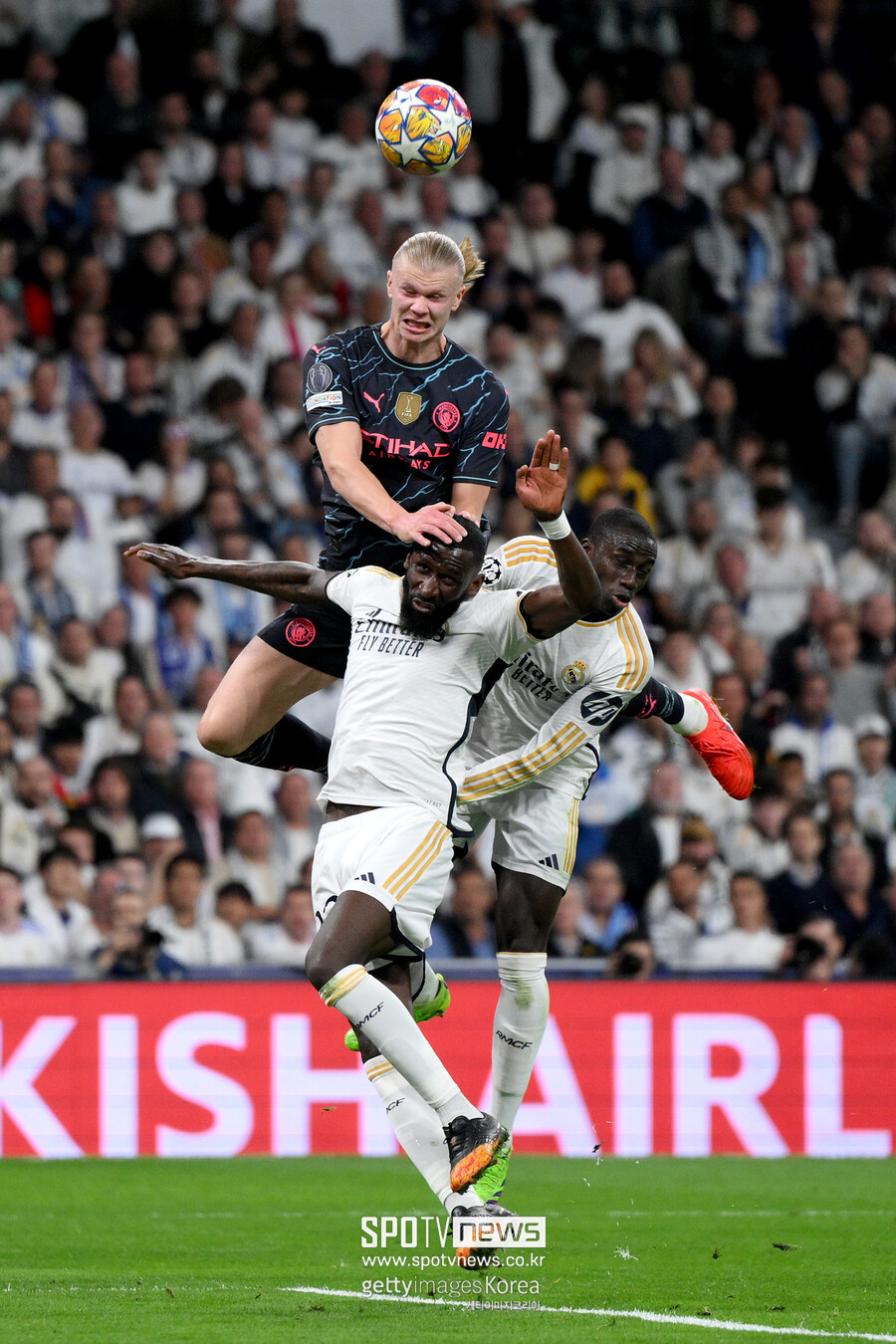 ▲ 영국 공영방송 ‘BBC'는 10일(한국시간) “레알 마드리드와 맨체스터 시티전은 정말 멋진 승부였다. 최고의 선수들, 최고의 두 팀이 만났다. 챔피언스리그를 위한 역대급 광고 수준이다. 숨 가쁜 열전에 골의 향연이었다. 너무 멋진 경기”라며 감탄했다. 레알 마드리드와 맨체스터 시티는 스페인 마드리드 산티아고 베르나베우에서 열린 2023-24시즌 유럽축구연맹(UEFA) 챔피언스리그 8강 1차전에서 만나 3-3으로 비겼다. 이날 결과로 4강 진출 티켓 향방은 8강 2차전 영국 에티하드 스타디움에서 가려지게 됐다