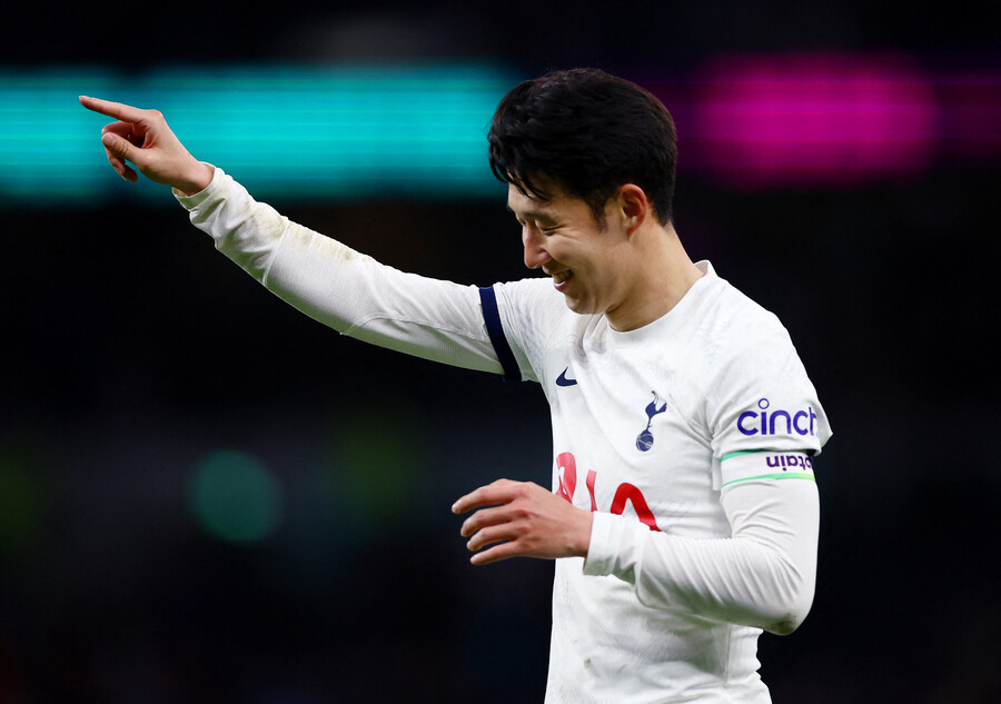 ▲ 최근 노팅엄 포레스트전에서 1개의 도움을 기록하며 3-1 승리를 이끌었던 손흥민, 과거 토트넘을 지휘했던 누누 산투 감독과 웃으며 인사했다.  ⓒ연합뉴스/REUTERS