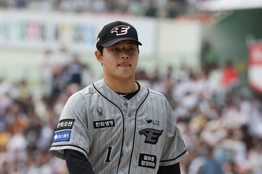 ▲ 한화 이글스 문동주는 3⅓이닝 75구 6피안타(1피홈런) 3사사구 2탈삼진 6실점에 그쳤다. 직구(45개)에 커브(21개), 슬라이더(8개), 체인지업(1개)을 섞어 던졌다. 직구 최고 구속 156㎞, 평균 구속 149㎞에 이를 정도로 직구 구위 자체는 나쁘지 않았는데, 제2구종으로 활용한 커브가 통하지 않으면서 애를 먹었다.  ⓒ 연합뉴스