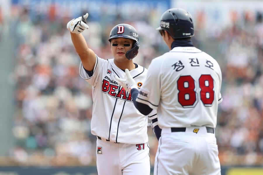 ▲ 달아나는 2타점 적시타를 친 뒤 기뻐하는 두산 베어스 김대한 ⓒ 두산 베어스