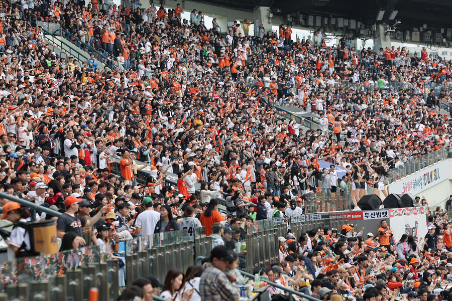 ▲ 10일 한화 이글스-두산 베어스전 만원 관중을 기록한 잠실야구장 ⓒ 연합뉴스