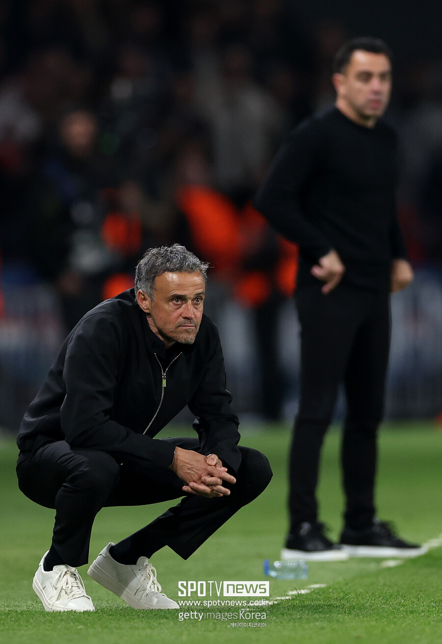 ▲ 파리 생제르맹은 11일 오전 4시(한국시간) 홈 구장 프랑스 파리 파르크 데 프랭스에서 열린 바르셀로나와 2023-24시즌 유럽축구연맹(UEFA) 챔피언스리그 8강 1차전에서 2-3으로 졌다. 바르셀로나 캄노우 원정길 2차전에서 스코어를 뒤집어야 4강행 티켓을 쥘 수 있는데 부담이 상당하다. 엔리케 감독은 61분 이강인을 빼자마자 실점했고 역전패까지 했다. 경기 후 “우리는 기분 좋게 경기를 하고 있었다. 정말 패배에 유감이고 실망스러운 결과다. 후반전은 최선의 방법으로 시작했지만 갑자기 두 골을 내줬다. 정말 안타깝다”라며 교체 이후 실점 장면에 답했다.