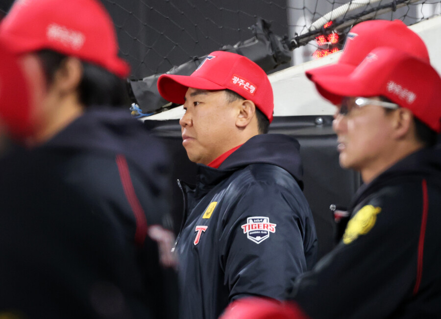 ▲ 27일 광주기아챔피언스필드에서 열린 프로야구 롯데 자이언츠와 KIA 타이거즈의 경기. KIA 이범호 감독이 다리부상을 입고 앰뷸런스로 이송되는 황대인을 바라보고 있다. ⓒ연합뉴스