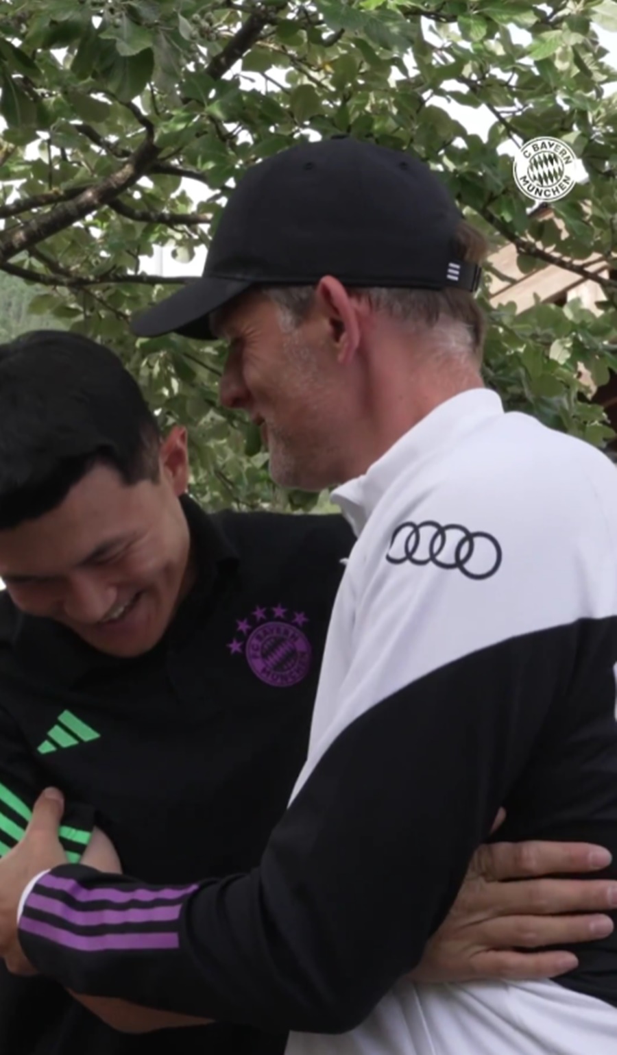 ▲ 토마스 투헬 감독은 지난해 7월 팀에 합류한 김민재를 포옹과 볼 뽀뽀로 반겼다. ⓒ바이에른 뮌헨