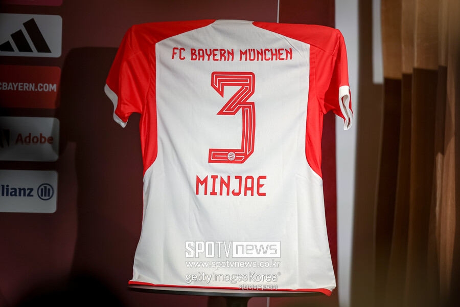 ▲ 바이에른 뮌헨은 바이아웃 5000만 유로를 지급하고 김민재를 영입했다. 등번호 3번 유니폼을 받고 입단식에 참석했던 김민재.