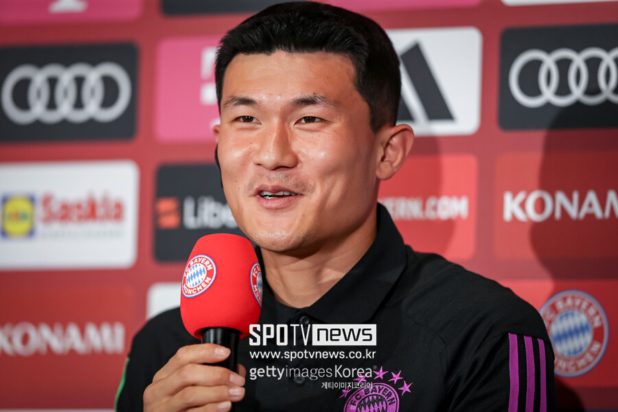 ▲ 바이에른 뮌헨은 바이아웃 5000만 유로를 지급하고 김민재를 영입했다. 등번호 3번 유니폼을 받고 입단식에 참석했던 김민재.