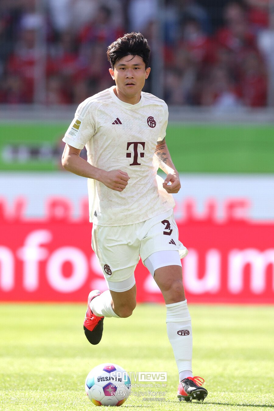 ▲ 바이에른 뮌헨 소식을 전하는 '바바리안 풋볼'은 11일(한국시간) '스포르트 빌트' 보도를 인용해 "투헬 감독이 남은 시즌까지 바이에른 뮌헨을 지휘한다. 바이에른 뮌헨 고위층은 아스널전 이후 임시 감독 체제를 고려하지 않기로 했다"고 알렸다. 투헬 감독은 다이어와 더 리흐트 조합으로 중요한 경기에서 준수한 결과를 내고 있다. 하이덴하임전 굴욕적인 역전패까지 더해져 남은 시간 김민재에게 출전 기회가 갈 가능성은 거의 없다고 볼 수 있다. 김민재는 시련의 후반기를 발판 삼아 다음 시즌 새롭게 주전 경쟁을 할 각오다. 현지에서 불화설, 이적설이 들리고 있지만 바이에른 뮌헨을 떠날 생각은 없다