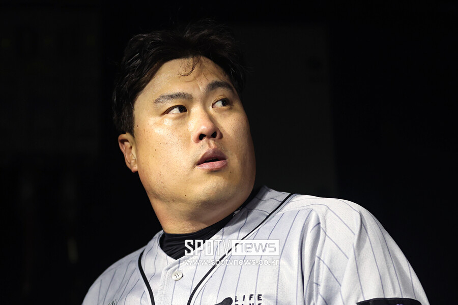 ▲ 한화 이글스 에이스 류현진이 마구 커브로 친구 양의지를 울렸다. 류현진은 6이닝 동안 안타 단 하나만 허용하고 삼진 8개를 잡는 등 무실점 호투를 펼쳤다. 양의지는 류현진에게 말리면서 이날 4타수 무안타에 그쳤다. ⓒ 곽혜미 기자