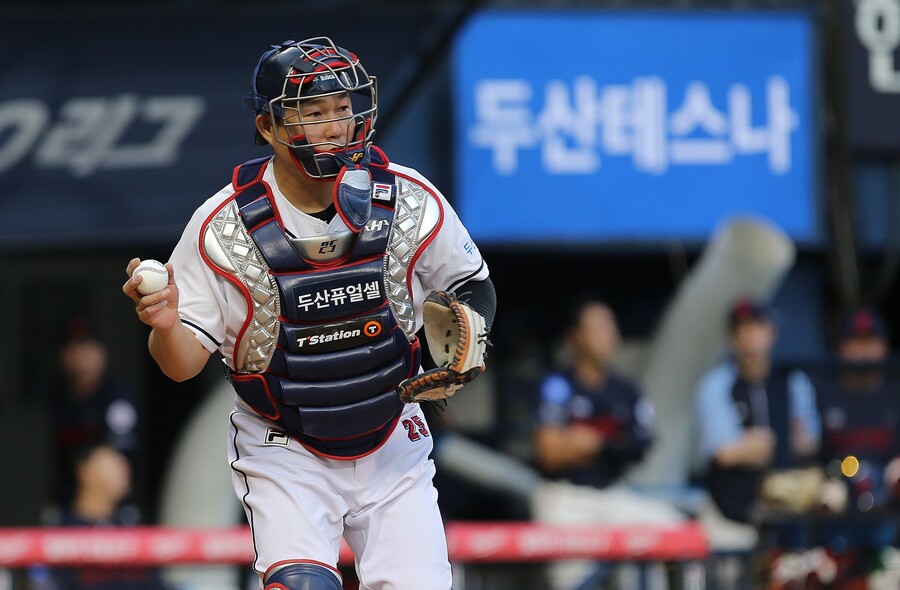 ▲ 두산 베어스 포수 양의지는 류현진이 오기 전까지 국내 최고 몸값 선수였다. 지금도 타자 가운데는 몸값 1위다. 그러나 류현진을 만나 무안타에 그치면서 아쉬움을 삼켰다. ⓒ 두산 베어스