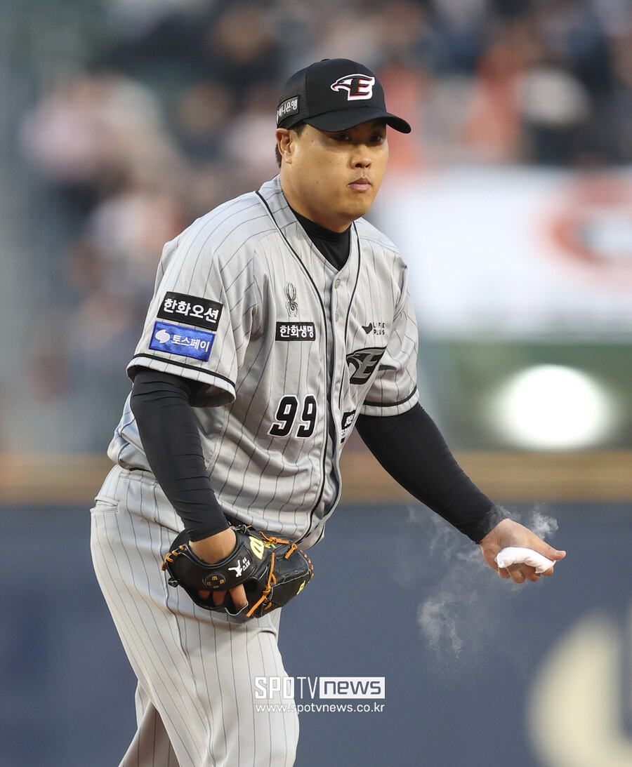 ▲ 한화 이글스 에이스 류현진은 이날 유독 커브 제구가 잘돼서 잘 활용했다고 밝혔다. 커브는 모두 19개를 활용했는데, 스트라이크가 16개에 이르렀다. ⓒ 곽혜미 기자
