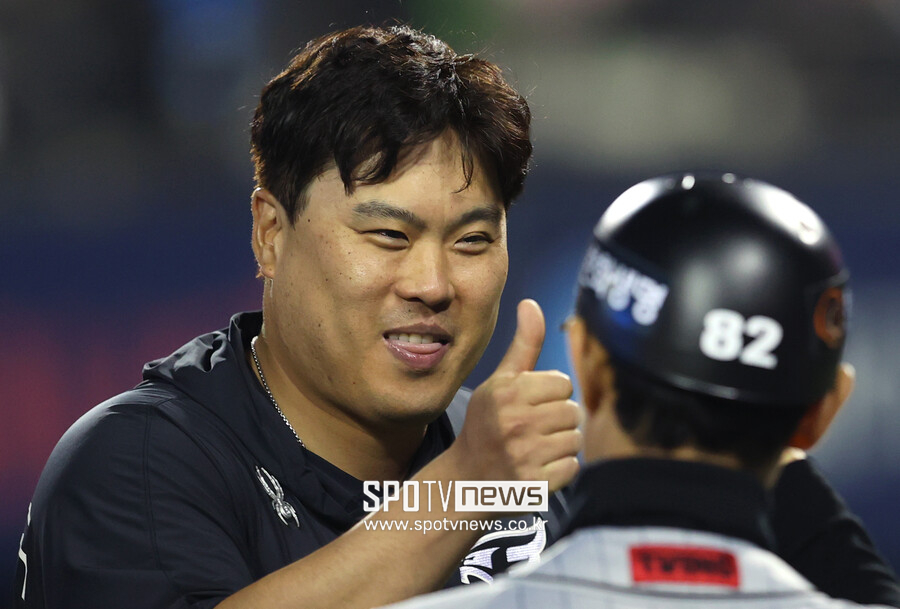 ▲ 한화 이글스 류현진이 간절히 바랐던 99승을 챙긴 뒤 활짝 웃어 보이고 있다. ⓒ 곽혜미 기자