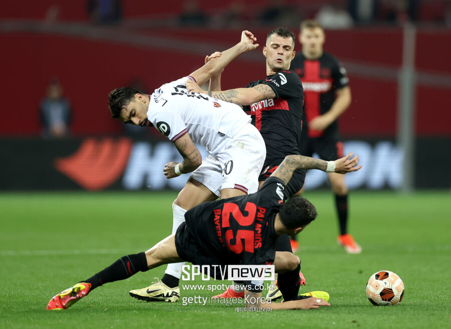 ▲ 바이어 04 레버쿠젠은 12일(한국시간) 독일 바이아레나에서 열린 2023-24시즌 유럽축구연맹 유로파리그(UEL) 8강 1차전에서 웨스트햄 유나이티드에 2-0 승리를 거뒀다. 후반 교체 투입된 요나스 호프만과 빅터 보니페이스가 연속골을 넣으며 승리를 가져왔다. 