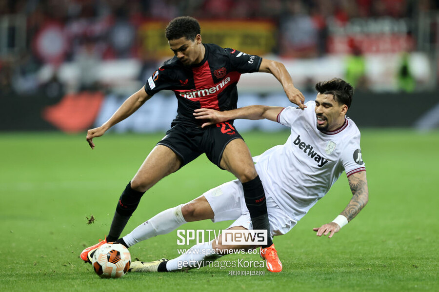 ▲ 바이어 04 레버쿠젠은 12일(한국시간) 독일 바이아레나에서 열린 2023-24시즌 유럽축구연맹 유로파리그(UEL) 8강 1차전에서 웨스트햄 유나이티드에 2-0 승리를 거뒀다. 후반 교체 투입된 요나스 호프만과 빅터 보니페이스가 연속골을 넣으며 승리를 가져왔다. 