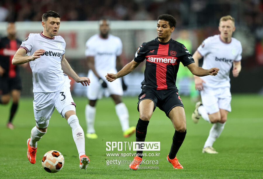 ▲ 바이어 04 레버쿠젠은 12일(한국시간) 독일 바이아레나에서 열린 2023-24시즌 유럽축구연맹 유로파리그(UEL) 8강 1차전에서 웨스트햄 유나이티드에 2-0 승리를 거뒀다. 후반 교체 투입된 요나스 호프만과 빅터 보니페이스가 연속골을 넣으며 승리를 가져왔다. 