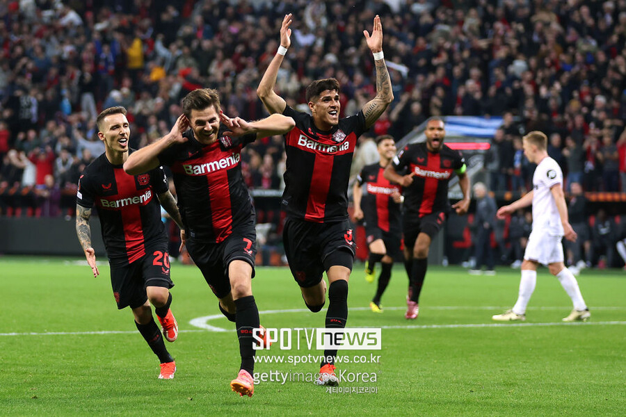 ▲ 바이어 04 레버쿠젠은 12일(한국시간) 독일 바이아레나에서 열린 2023-24시즌 유럽축구연맹 유로파리그(UEL) 8강 1차전에서 웨스트햄 유나이티드에 2-0 승리를 거뒀다. 후반 교체 투입된 요나스 호프만과 빅터 보니페이스가 연속골을 넣으며 승리를 가져왔다. 