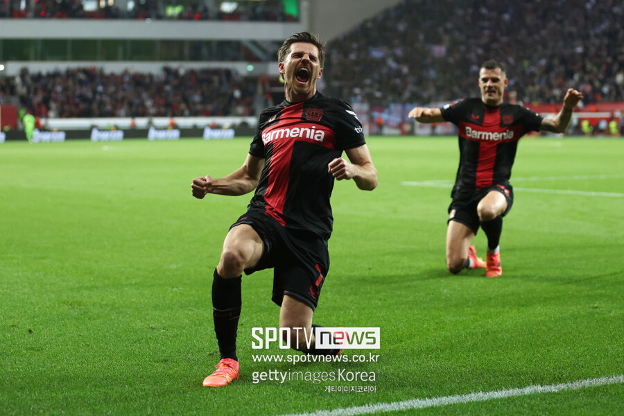 ▲ 바이어 04 레버쿠젠은 12일(한국시간) 독일 바이아레나에서 열린 2023-24시즌 유럽축구연맹 유로파리그(UEL) 8강 1차전에서 웨스트햄 유나이티드에 2-0 승리를 거뒀다. 후반 교체 투입된 요나스 호프만과 빅터 보니페이스가 연속골을 넣으며 승리를 가져왔다. 