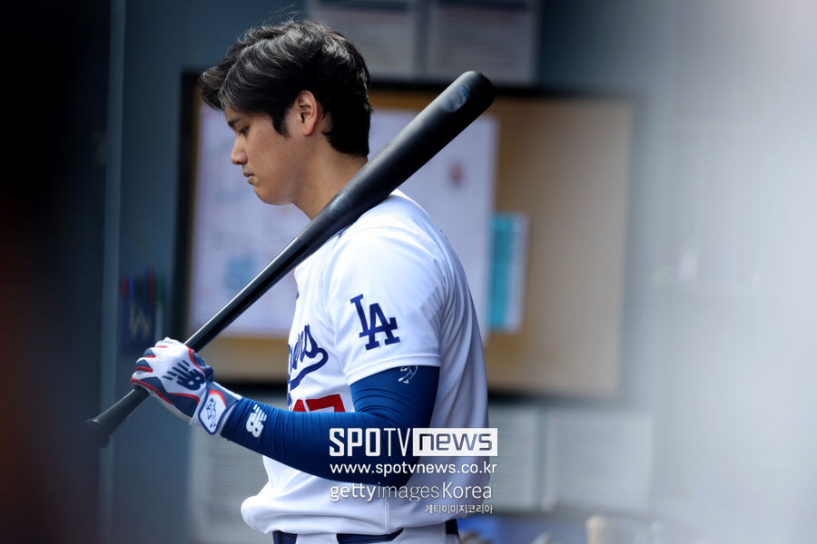 ▲ LA 다저스의 슈퍼스타 오타니 쇼헤이가 고뇌에 잠긴 모습을 보이고 있다. 전 통역 미즈하라 잇페이가 오타니의 은행 계좌에서 1600만 달러를 빼돌린 사실이 드러나면서 충격을 안기고 있다.