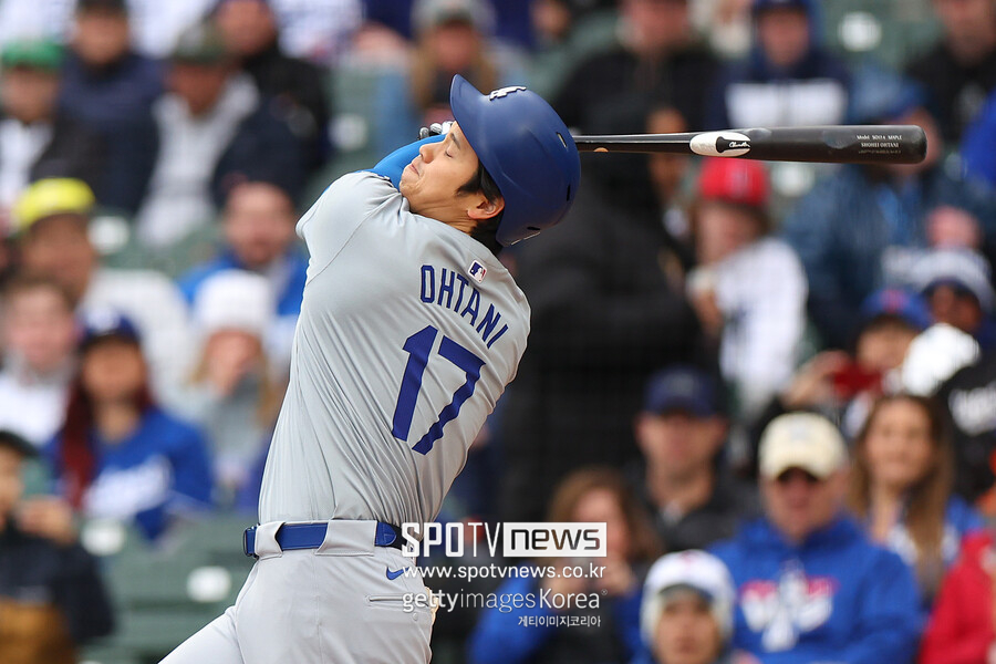 ▲ LA 다저스의 슈퍼스타 오타니 쇼헤이가 스윙을 하는 장면이다. 오타니는 전 통역 미즈하라 잇페이의 불법 도박 스캔들에 연루됐다는 의혹을 받았으나 이제 그 누명에서 자유로워질 전망이다.
