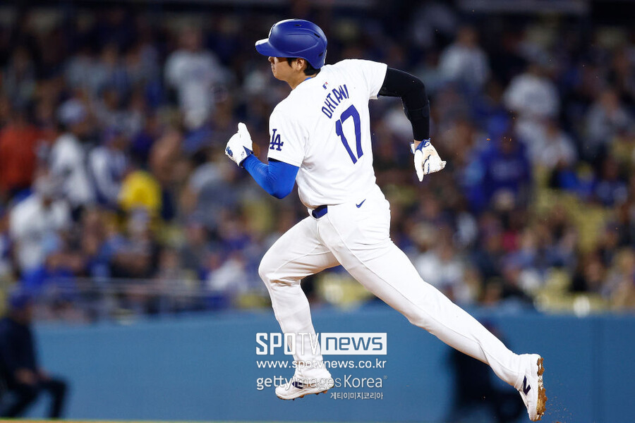 ▲ LA 다저스의 슈퍼스타 오타니 쇼헤이가 다저스 입단 후 처음으로 홈런을 터뜨리고 베이스를 돌고 있다. 오타니는 현재 홈런 3개를 기록 중이다.