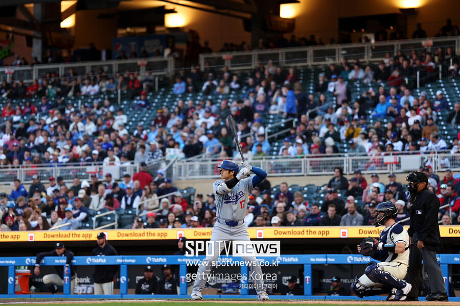 ▲ LA 다저스의 슈퍼스타 오타니 쇼헤이가 타석에 들어서자 관중들이 일제히 오타니를 바라보고 있다.