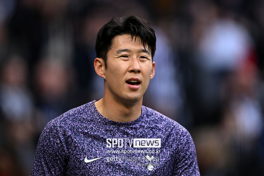 ▲ 공식적인 발표는 아니지만, 자연스레 손흥민이 이달의 선수상을 받을 가능성이 줄어들었다. 앞서 프리미어리그 사무국은 지난 4일 공식 홈페이지를 통해 2023-24시즌 잉글랜드 프리미어리그 3월의 선수 후보를 공개했다. 후보 명단에는 토트넘 홋스퍼의 손흥민을 포함해 알렉산드르 이삭(뉴캐슬 유나이티드), 콜 파머(첼시), 앙투안 세메뇨(본머스), 무니스(풀럼), 알렉시스 맥 알리스터(리버풀), 벤 화이트(아스날)가 이름을 올렸다.