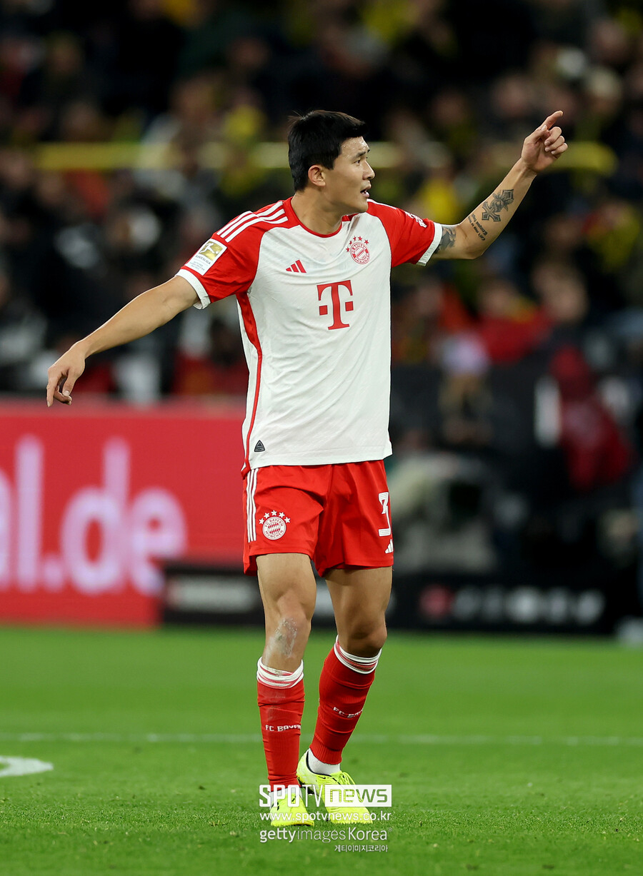 ▲ 이탈리아 매체 '가제타델로스포르트'는 12일(한국시간) "인터밀란이 올해 여름 이적 시장에 수비 보강을 추진한다. 바이에른 뮌헨에서 뛰고 있는 김민재를 포함해 마리오 에르모소(아틀레티코 마드리드), 오마 솔렛(올림피크 리옹) 등을 유심히 지켜보고 있다"라고 알렸다. 하지만 인터밀란 재정을 본다면 지난해 여름 이적료 5000만 유로(약 727억 원)에 이적한 김민재를 완전 영입하기엔 버겁다. 인터밀란이 김민재에게 공식 제안을 한다면 완전 영입보다 임대를 추진할 것으로 보인다