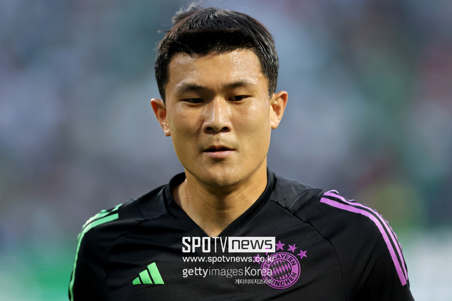 ▲ 이탈리아 매체 '가제타델로스포르트'는 12일(한국시간) "인터밀란이 올해 여름 이적 시장에 수비 보강을 추진한다. 바이에른 뮌헨에서 뛰고 있는 김민재를 포함해 마리오 에르모소(아틀레티코 마드리드), 오마 솔렛(올림피크 리옹) 등을 유심히 지켜보고 있다"라고 알렸다. 하지만 인터밀란 재정을 본다면 지난해 여름 이적료 5000만 유로(약 727억 원)에 이적한 김민재를 완전 영입하기엔 버겁다. 인터밀란이 김민재에게 공식 제안을 한다면 완전 영입보다 임대를 추진할 것으로 보인다