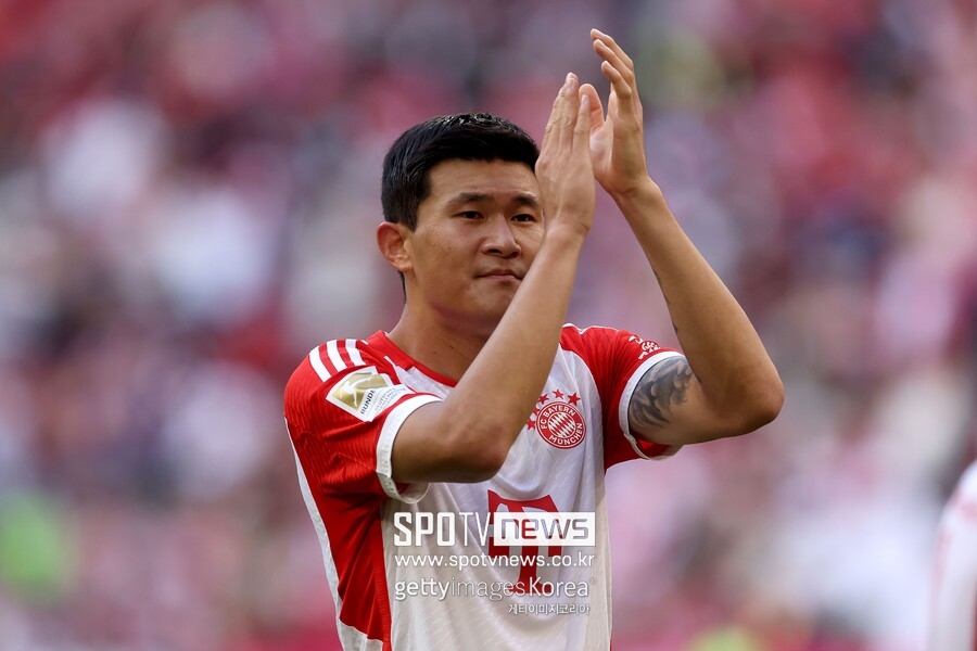 ▲ 이탈리아 매체 '가제타델로스포르트'는 12일(한국시간) "인터밀란이 올해 여름 이적 시장에 수비 보강을 추진한다. 바이에른 뮌헨에서 뛰고 있는 김민재를 포함해 마리오 에르모소(아틀레티코 마드리드), 오마 솔렛(올림피크 리옹) 등을 유심히 지켜보고 있다"라고 알렸다. 하지만 인터밀란 재정을 본다면 지난해 여름 이적료 5000만 유로(약 727억 원)에 이적한 김민재를 완전 영입하기엔 버겁다. 인터밀란이 김민재에게 공식 제안을 한다면 완전 영입보다 임대를 추진할 것으로 보인다