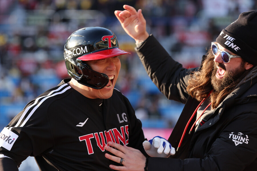 ▲ 김현수는 다시 주장 완장을 차고 선수단을 이끌고 있다. ⓒ연합뉴스
