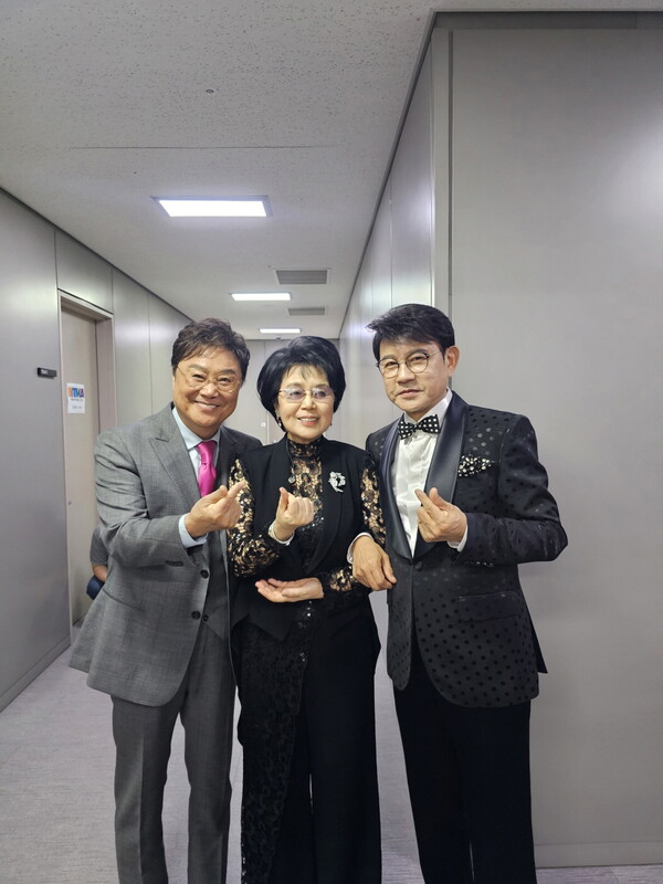 ▲ '트로트 명가' 루체엔터테이먼트 소속인 트로트 레전드 남진, 심수봉, 설운도(왼쪽부터)가 12일 열린 '트롯 뮤직 어워즈 2024'에서 수상했다. 제공|루체엔터테인먼트