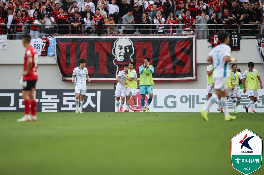 ▲ 포항 스틸러스는 FC서울 원정 경기에서 4-2로 이기며 1위를 질주했다. ⓒ한국프로축구연맹