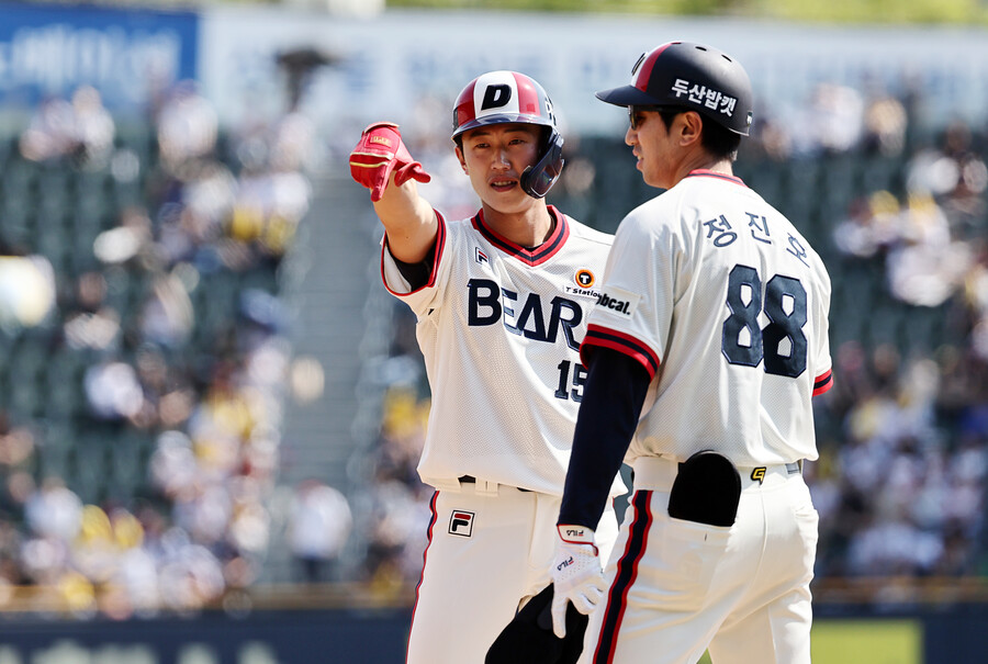 ▲ 2회 동점 적시타를 날린 9번타자 전민재. ⓒ 연합뉴스