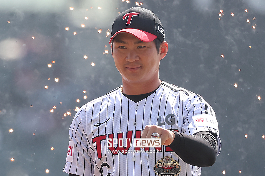 ▲ 지난달 23일 홈 개막전에서 선수단 대표로 우승 반지를 받은 오지환. ⓒ곽혜미 기자