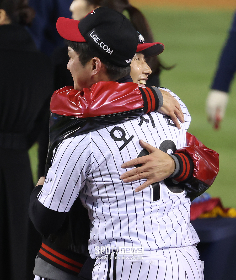 ▲ LG 29년 만의 우승을 함께한 염경엽 감독과 오지환. ⓒ곽혜미 기자