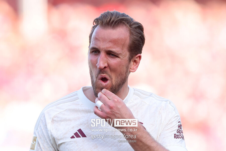 ▲ 케인은 이번 시즌 모든 대회 39경기에 출전해 39골과 12개의 도움을 기록했다. 분데스리가에서는 32골을 넣으며 득점 선두에 올라 있다. 하지만 소속팀 뮌헨은 케인에 활약에도 그를 도와주지 못했다.흥미롭게도 케인의 이번 시즌은 지난 시즌과 굉장히 유사하다. 지난 시즌 토트넘은 안토니오 콘테 감독 체제에서 부진을 거듭했다. 결국 콘테 감독은 시즌 도중 경질됐으며, 급히 크리스티안 스텔리니 수석코치와 라이언 메이슨 코치가 소방수로 낙점을 받았지만 팀을 구하지 못했다. 결국 토트넘은 프리미어리그 8위에 머무르며 유럽 대항전 티켓도 획득하지 못했다.