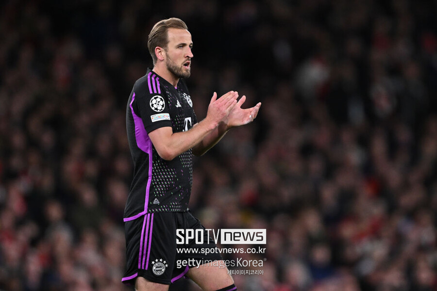 ▲ 케인은 이번 시즌 모든 대회 39경기에 출전해 39골과 12개의 도움을 기록했다. 분데스리가에서는 32골을 넣으며 득점 선두에 올라 있다. 하지만 소속팀 뮌헨은 케인에 활약에도 그를 도와주지 못했다.흥미롭게도 케인의 이번 시즌은 지난 시즌과 굉장히 유사하다. 지난 시즌 토트넘은 안토니오 콘테 감독 체제에서 부진을 거듭했다. 결국 콘테 감독은 시즌 도중 경질됐으며, 급히 크리스티안 스텔리니 수석코치와 라이언 메이슨 코치가 소방수로 낙점을 받았지만 팀을 구하지 못했다. 결국 토트넘은 프리미어리그 8위에 머무르며 유럽 대항전 티켓도 획득하지 못했다.