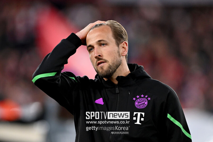 ▲ 케인은 이번 시즌 모든 대회 39경기에 출전해 39골과 12개의 도움을 기록했다. 분데스리가에서는 32골을 넣으며 득점 선두에 올라 있다. 하지만 소속팀 뮌헨은 케인에 활약에도 그를 도와주지 못했다.흥미롭게도 케인의 이번 시즌은 지난 시즌과 굉장히 유사하다. 지난 시즌 토트넘은 안토니오 콘테 감독 체제에서 부진을 거듭했다. 결국 콘테 감독은 시즌 도중 경질됐으며, 급히 크리스티안 스텔리니 수석코치와 라이언 메이슨 코치가 소방수로 낙점을 받았지만 팀을 구하지 못했다. 결국 토트넘은 프리미어리그 8위에 머무르며 유럽 대항전 티켓도 획득하지 못했다.