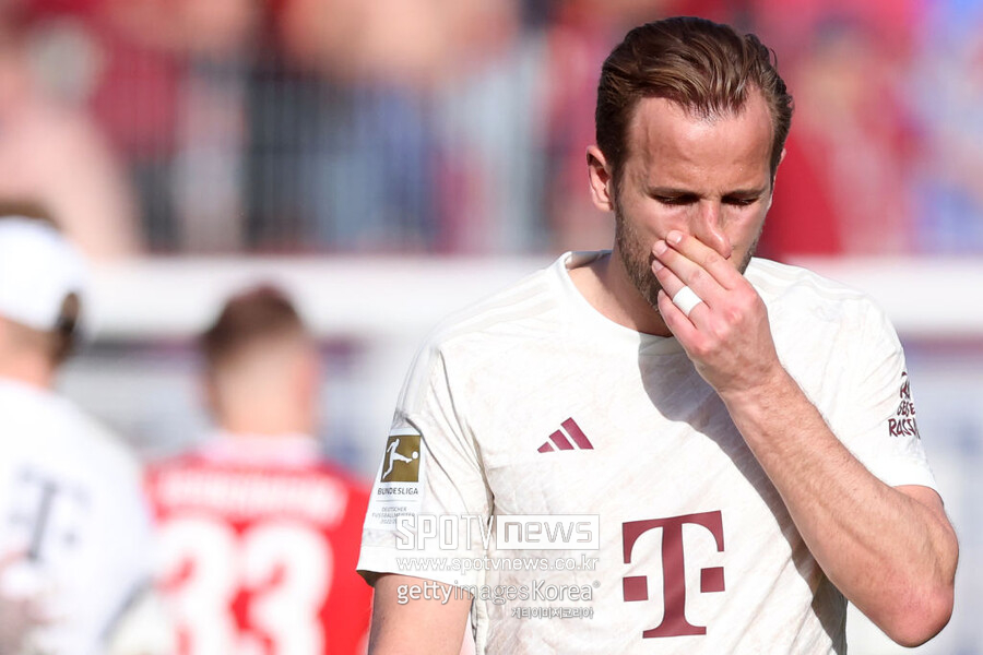 ▲ 케인은 이번 시즌 모든 대회 39경기에 출전해 39골과 12개의 도움을 기록했다. 분데스리가에서는 32골을 넣으며 득점 선두에 올라 있다. 하지만 소속팀 뮌헨은 케인에 활약에도 그를 도와주지 못했다.흥미롭게도 케인의 이번 시즌은 지난 시즌과 굉장히 유사하다. 지난 시즌 토트넘은 안토니오 콘테 감독 체제에서 부진을 거듭했다. 결국 콘테 감독은 시즌 도중 경질됐으며, 급히 크리스티안 스텔리니 수석코치와 라이언 메이슨 코치가 소방수로 낙점을 받았지만 팀을 구하지 못했다. 결국 토트넘은 프리미어리그 8위에 머무르며 유럽 대항전 티켓도 획득하지 못했다.