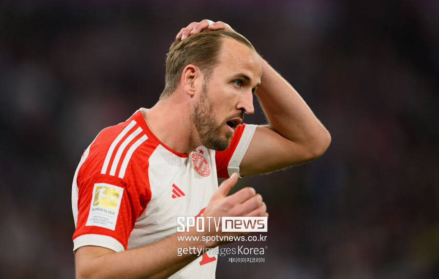 ▲ 케인은 이번 시즌 모든 대회 39경기에 출전해 39골과 12개의 도움을 기록했다. 분데스리가에서는 32골을 넣으며 득점 선두에 올라 있다. 하지만 소속팀 뮌헨은 케인에 활약에도 그를 도와주지 못했다.흥미롭게도 케인의 이번 시즌은 지난 시즌과 굉장히 유사하다. 지난 시즌 토트넘은 안토니오 콘테 감독 체제에서 부진을 거듭했다. 결국 콘테 감독은 시즌 도중 경질됐으며, 급히 크리스티안 스텔리니 수석코치와 라이언 메이슨 코치가 소방수로 낙점을 받았지만 팀을 구하지 못했다. 결국 토트넘은 프리미어리그 8위에 머무르며 유럽 대항전 티켓도 획득하지 못했다.