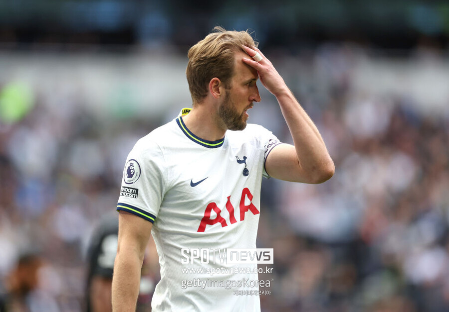 ▲ 케인은 이번 시즌 모든 대회 39경기에 출전해 39골과 12개의 도움을 기록했다. 분데스리가에서는 32골을 넣으며 득점 선두에 올라 있다. 하지만 소속팀 뮌헨은 케인에 활약에도 그를 도와주지 못했다.흥미롭게도 케인의 이번 시즌은 지난 시즌과 굉장히 유사하다. 지난 시즌 토트넘은 안토니오 콘테 감독 체제에서 부진을 거듭했다. 결국 콘테 감독은 시즌 도중 경질됐으며, 급히 크리스티안 스텔리니 수석코치와 라이언 메이슨 코치가 소방수로 낙점을 받았지만 팀을 구하지 못했다. 결국 토트넘은 프리미어리그 8위에 머무르며 유럽 대항전 티켓도 획득하지 못했다.