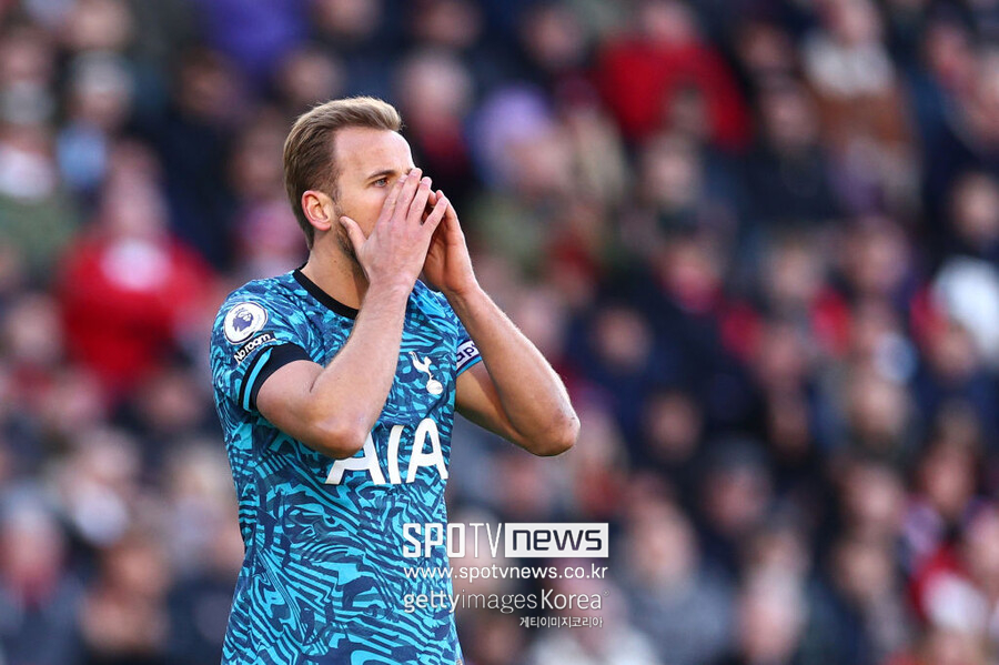 ▲ 케인은 이번 시즌 모든 대회 39경기에 출전해 39골과 12개의 도움을 기록했다. 분데스리가에서는 32골을 넣으며 득점 선두에 올라 있다. 하지만 소속팀 뮌헨은 케인에 활약에도 그를 도와주지 못했다.흥미롭게도 케인의 이번 시즌은 지난 시즌과 굉장히 유사하다. 지난 시즌 토트넘은 안토니오 콘테 감독 체제에서 부진을 거듭했다. 결국 콘테 감독은 시즌 도중 경질됐으며, 급히 크리스티안 스텔리니 수석코치와 라이언 메이슨 코치가 소방수로 낙점을 받았지만 팀을 구하지 못했다. 결국 토트넘은 프리미어리그 8위에 머무르며 유럽 대항전 티켓도 획득하지 못했다.