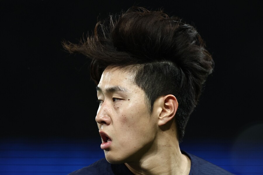 ▲ 축구통계매체’후스코어드닷컴‘도 PSG의 예상 선발 라인업에서 이강인을 제외했다. 대신 비티냐와 마누엘 우가르테, 자이르-에메리가 있었다. 2차전이 원정이라는 점을 고려했을 때, 이강인보다 수비력이 좋은 선수들을 출전시킬 것이라 내다봤다. PSG의 소식을 전하는’PSG 포스트‘는 “이강인을 포함한 몇몇 선수는 1차전에서 해답을 제시하지 못했다”라며 비판했다. 여기에 더해 레전드의 비판도 나왔다. 1997년부터 4년 동안 PSG에서 활약했던 에릭 라베산드라타는 “이강인의 존재감은 매우 의심스러웠다”라며 혹평을 내렸다. 1차전에서 이강인의 선발 기용은 잘못됐다는 주장이다. ⓒ연합뉴스