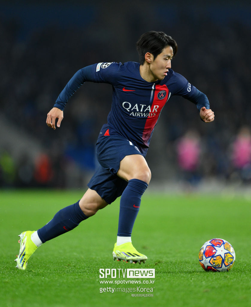 ▲  축구통계매체’후스코어드닷컴‘도 PSG의 예상 선발 라인업에서 이강인을 제외했다. 대신 비티냐와 마누엘 우가르테, 자이르-에메리가 있었다. 2차전이 원정이라는 점을 고려했을 때, 이강인보다 수비력이 좋은 선수들을 출전시킬 것이라 내다봤다. PSG의 소식을 전하는’PSG 포스트‘는 “이강인을 포함한 몇몇 선수는 1차전에서 해답을 제시하지 못했다”라며 비판했다. 여기에 더해 레전드의 비판도 나왔다. 1997년부터 4년 동안 PSG에서 활약했던 에릭 라베산드라타는 “이강인의 존재감은 매우 의심스러웠다”라며 혹평을 내렸다. 1차전에서 이강인의 선발 기용은 잘못됐다는 주장이다.