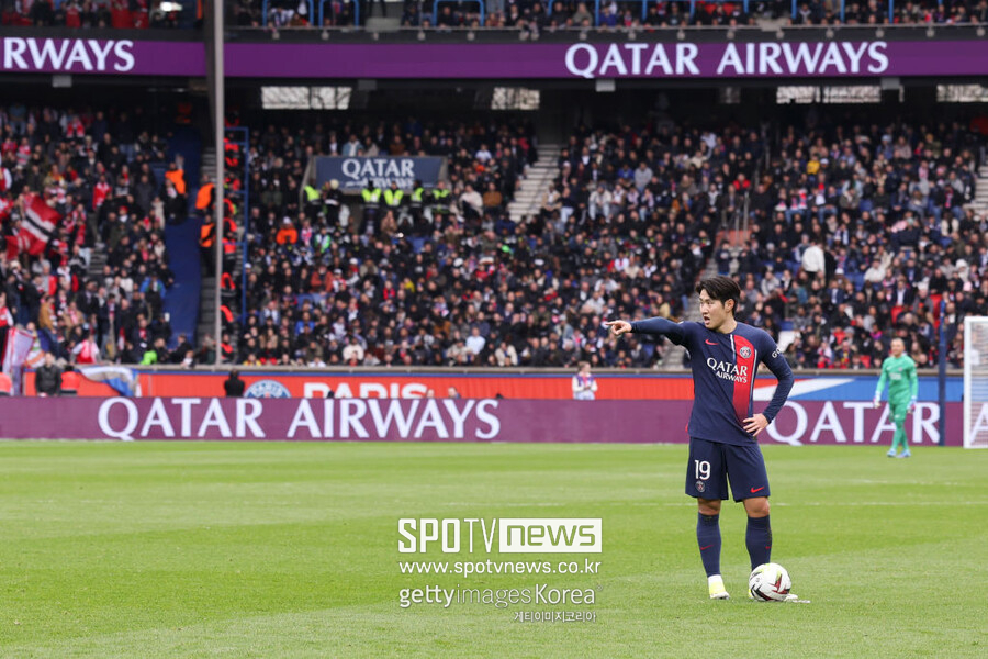 ▲  축구통계매체’후스코어드닷컴‘도 PSG의 예상 선발 라인업에서 이강인을 제외했다. 대신 비티냐와 마누엘 우가르테, 자이르-에메리가 있었다. 2차전이 원정이라는 점을 고려했을 때, 이강인보다 수비력이 좋은 선수들을 출전시킬 것이라 내다봤다. PSG의 소식을 전하는’PSG 포스트‘는 “이강인을 포함한 몇몇 선수는 1차전에서 해답을 제시하지 못했다”라며 비판했다. 여기에 더해 레전드의 비판도 나왔다. 1997년부터 4년 동안 PSG에서 활약했던 에릭 라베산드라타는 “이강인의 존재감은 매우 의심스러웠다”라며 혹평을 내렸다. 1차전에서 이강인의 선발 기용은 잘못됐다는 주장이다.