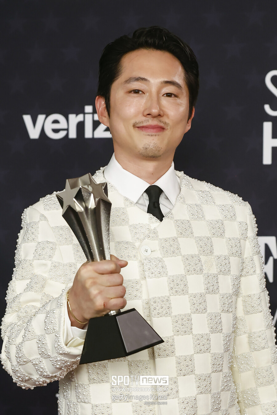 ▲ 크리틱스초이스 남우주연상 수상 당시의 스티븐 연. ⓒ게티이미지