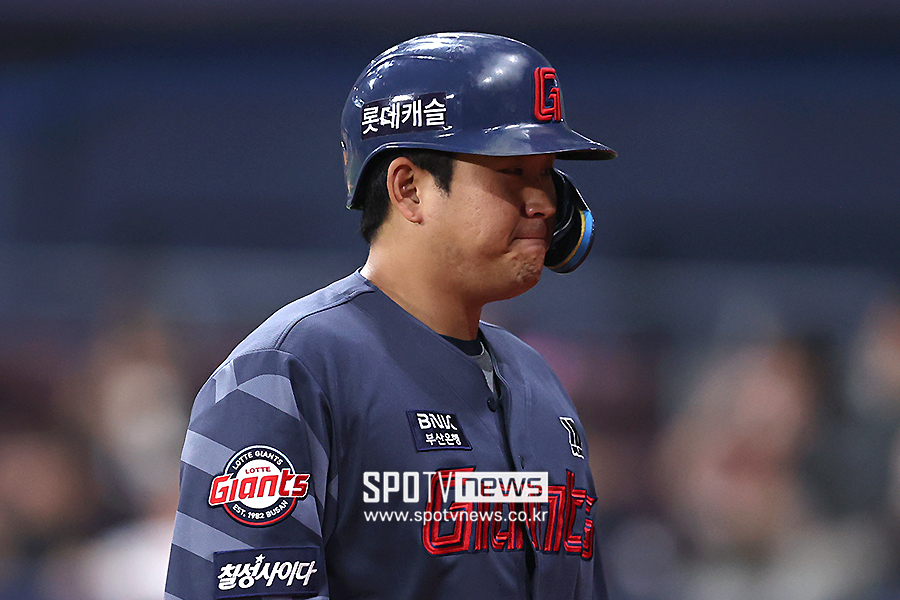 ▲ 유강남은 14일까지 시즌 17경기에 나갔지만 타율 0.122, 출루율 0.217에 머물렀다. 41타수 5안타라는 부진한 성적에 그나마 5안타 중 하나만 장타였다. 출루율과 장타율의 합인 OPS는 0.363에 불과했다. 결국 15일 1군에서 말소됐다. ⓒ곽혜미 기자